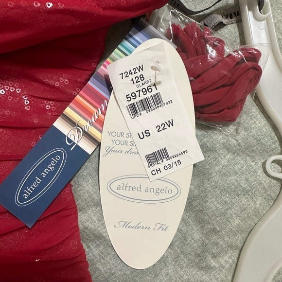 2015 bridesmaid dress, never worn. Great condition. - Picture 4 of 6